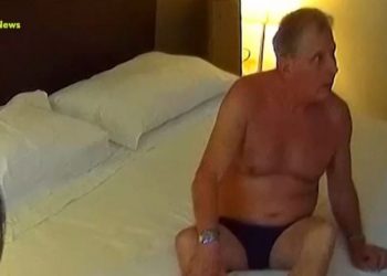 Πώς γυναικολόγος έπειθε ασθενείς να κάνουν σε ξ μαζί του (video)