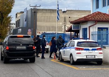 Alldaynews.gr “Θεματοφύλακες του συντάγματος” πέρασαν χειροπέδες στον διευθυντή Γυμνασίου στο Αιγίνιο! (video)