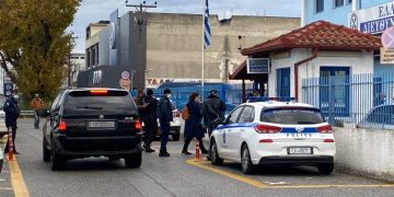 “Θεματοφύλακες του συντάγματος” πέρασαν χειροπέδες στον διευθυντή Γυμνασίου στο Αιγίνιο! (video)