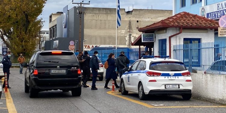 “Θεματοφύλακες του συντάγματος” πέρασαν χειροπέδες στον διευθυντή Γυμνασίου στο Αιγίνιο! (video)