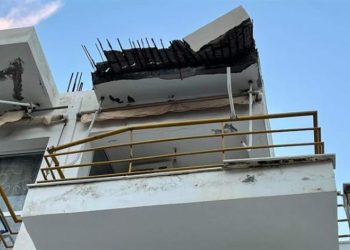 Μπαλκόνι κατέρρευσε και έπεσε σε σταθμευμένο αυτοκίνητο (φωτο)