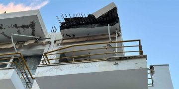 Alldaynews.gr Μπαλκόνι κατέρρευσε και έπεσε σε σταθμευμένο αυτοκίνητο (φωτο)