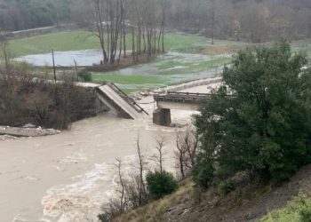 Ιωάννινα: Γέφυρα στον Άραχθο κόπηκε στα δύο – Υπερχείλισε ο Αχέροντας
