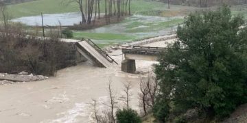 Ιωάννινα: Γέφυρα στον Άραχθο κόπηκε στα δύο – Υπερχείλισε ο Αχέροντας