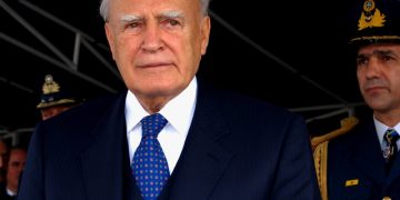 Alldaynews.gr Κάρολος Παπούλιας: Με τιμές αρχηγού κράτους η κηδεία του – Τριήμερο πένθος