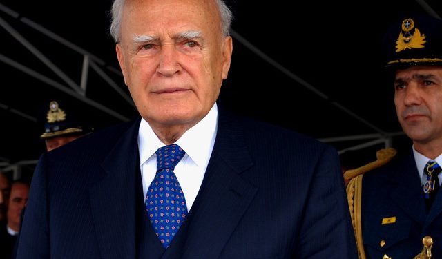 Alldaynews.gr Κάρολος Παπούλιας: Με τιμές αρχηγού κράτους η κηδεία του – Τριήμερο πένθος