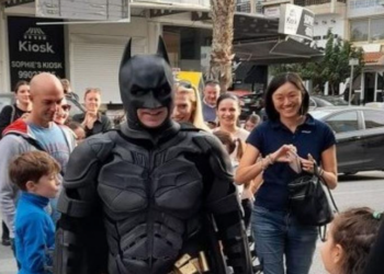 Ο Μπάτμαν είναι αρνητής και οργάνωσε συγκέντρωση διαμαρτυρίας στην Πάφο (vid)