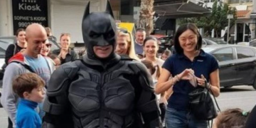 Alldaynews.gr Ο Μπάτμαν είναι αρνητής και οργάνωσε συγκέντρωση διαμαρτυρίας στην Πάφο (vid)