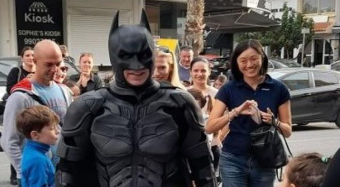 Alldaynews.gr Ο Μπάτμαν είναι αρνητής και οργάνωσε συγκέντρωση διαμαρτυρίας στην Πάφο (vid)