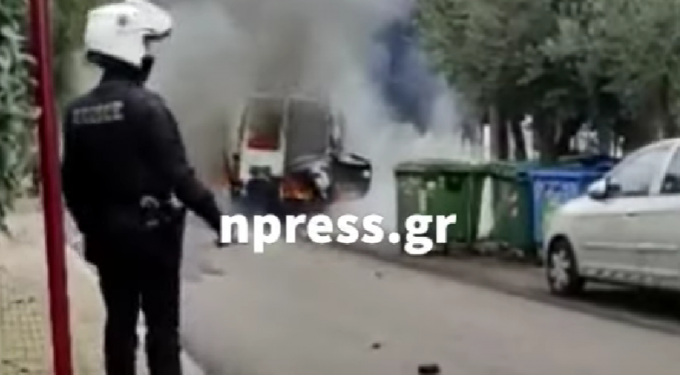 Alldaynews.gr Ασθενοφόρο τυλίχθηκε στις φλόγες στη Μεταμόρφωση – Εκρήξεις στην περιοχή (video)