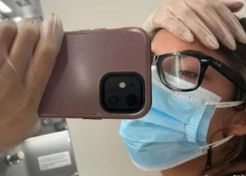 Βγήκε θετική εν πτήσει και μπήκε καραντίνα για 5 ώρες στην τουαλέτα του αεροπλάνου (video)