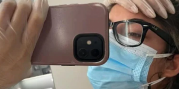 Alldaynews.gr Βγήκε θετική εν πτήσει και μπήκε καραντίνα για 5 ώρες στην τουαλέτα του αεροπλάνου (video)