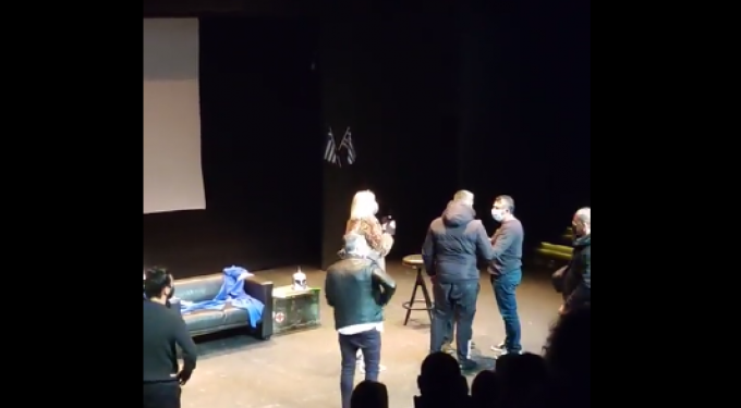 Απίστευτο: Η Σάσα Σταμάτη διέκοψε με μπράβους παράσταση του Ζαραλίκου επειδή σχολίασε Μαρινάκη (video)