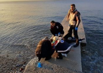 Σε κρίσιμη κατάσταση-Αυτοκίνητο χτύπησε δρομέα και τον πέταξε στη θάλασσα![photos]