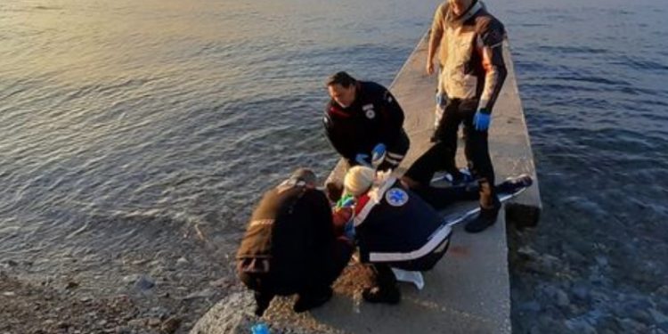 Σε κρίσιμη κατάσταση-Αυτοκίνητο χτύπησε δρομέα και τον πέταξε στη θάλασσα![photos]