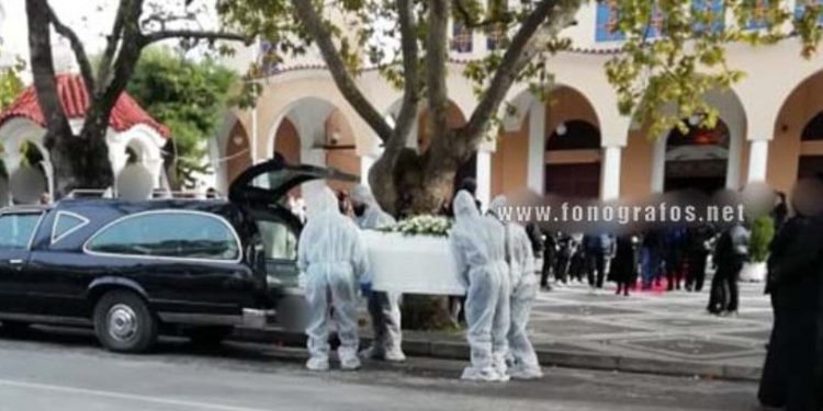 Alldaynews.gr Σπαραγμός  στην κηδεία της 14χρονης που πέθανε από κορονοϊό