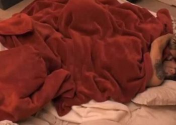 H Φάρμα: Τον ”Έριξε” η Αγγελική Ηλιάδη τον Γρηγόρη!! Καρέ καρέ τα πρώτα φιλιά