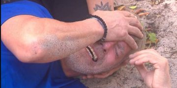 Alldaynews.gr Survivor: Σφάδαζε από τον πόνο! Σωριάστηκε στην άμμο μετά την επίθεση και μεταφέρθηκε στο νοσοκομείο
