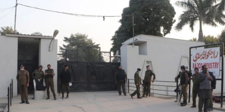 Άγρια δολοφονία διευθυντή εργοστασίου: Τον λιντσάρισε όχλος εργαζομένων λόγω.. βλασφημίας!