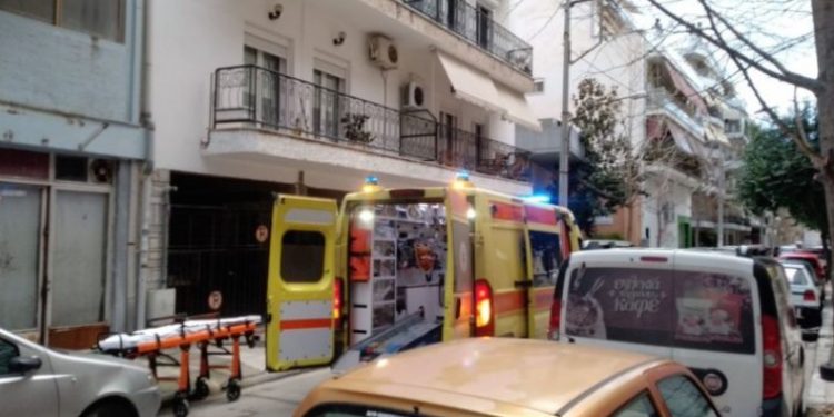 46χρονη έκανε βουτιά θανάτου από τον 4ο όροφο πολυκατοικίας-Σε κρίσιμη κατάσταση[video]