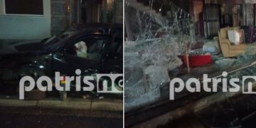 Alldaynews.gr Τροχαίο στην Αμαλιάδα: Αυτοκίνητο «καρφώθηκε» σε βιτρίνα μετά από τρελή κούρσα