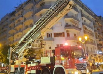Alldaynews.gr Θεσσαλονίκη: 26χρονη απεγκλωβίστηκε σε ημιλιπόθυμη κατάσταση από φλεγόμενο διαμέρισμα