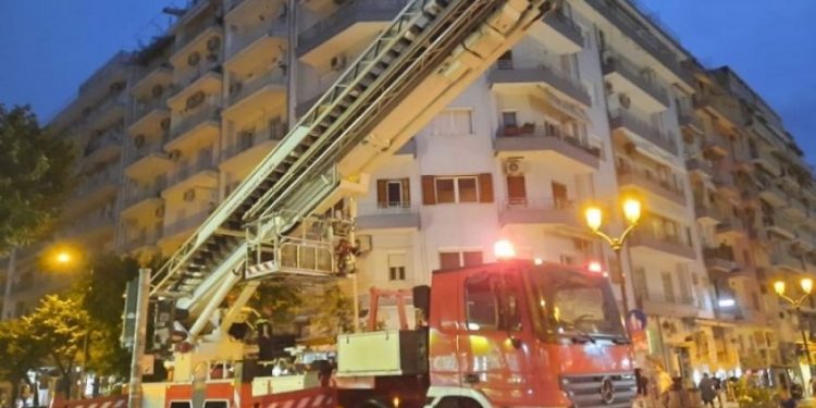 Θεσσαλονίκη: 26χρονη απεγκλωβίστηκε σε ημιλιπόθυμη κατάσταση από φλεγόμενο διαμέρισμα