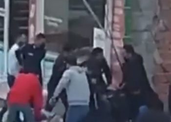 Φρίκη: Σέρνει την πρώην σύζυγό του και τη μαχαιρώνει στη μέση του δρόμου![video]