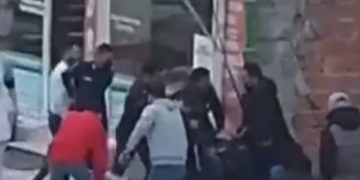 Φρίκη: Σέρνει την πρώην σύζυγό του και τη μαχαιρώνει στη μέση του δρόμου![video]