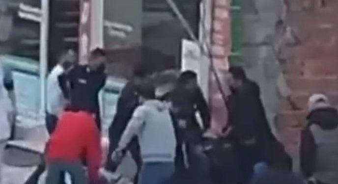 Φρίκη: Σέρνει την πρώην σύζυγό του και τη μαχαιρώνει στη μέση του δρόμου![video]