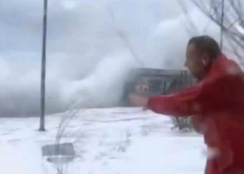 Κύματα στο Φλοίσβο «πήραν» τον ρεπόρτερ σε ζωντανή σύνδεση-Πήγε σε διαφημίσεις ο Νίκος Μάνεσης[video]