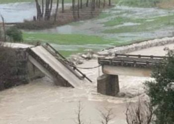 Κακοκαιρία: Kόπηκε στα δύο γέφυρα στον Άραχθο[photos]