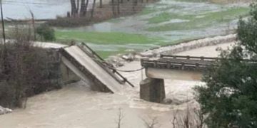 Κακοκαιρία: Kόπηκε στα δύο γέφυρα στον Άραχθο[photos]