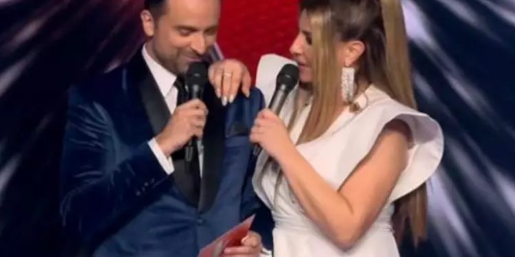 Alldaynews.gr The Voice: Η Έλενα Παπαρίζου αιφνιδίασε τον Γιώργο Λιανό