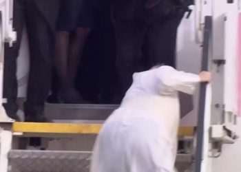 Σκόνταψε ο Πάπας! Οι ισχυροί άνεμοι τον έκαναν να παραπατήσει ενώ έμπαινε στο αεροπλάνο