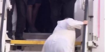 Alldaynews.gr Σκόνταψε ο Πάπας! Οι ισχυροί άνεμοι τον έκαναν να παραπατήσει ενώ έμπαινε στο αεροπλάνο