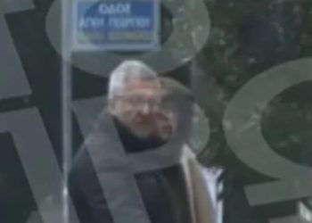 Παναγιωτόπουλος: Πρωινή βόλτα χεράκι χεράκι με την σύζυγό του και τον σκύλο τους![video]