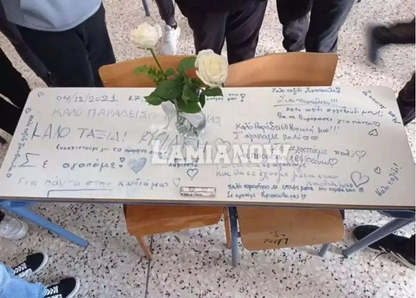 Λαμία: Θρηνούν οι συμμαθητές πάνω απο το θρανίο της 14χρονης που πέθανε-Συγκλονίζουν τα μηνύματα
