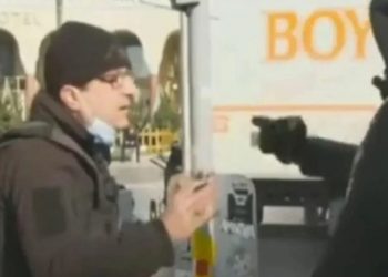 Θεσσαλονίκη: Αστυνομικός που δε φορά μάσκα κόβει πρόστιμο σε πολίτη[video]