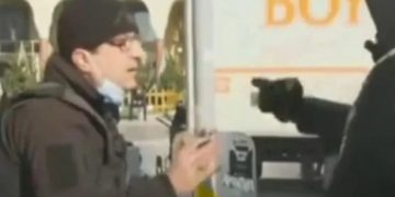 Θεσσαλονίκη: Αστυνομικός που δε φορά μάσκα κόβει πρόστιμο σε πολίτη[video]