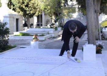 Νίκος Ανδρουλάκης: Ένα λευκό τριαντάφυλλο στο μνήμα της Φώφης Γεννηματά[photos]