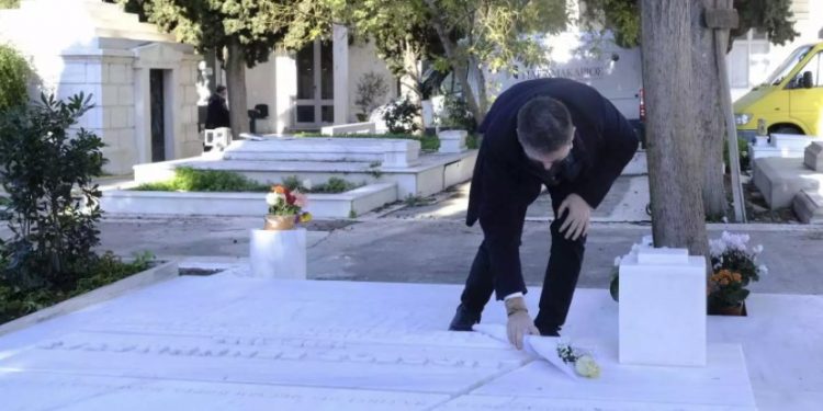 Νίκος Ανδρουλάκης: Ένα λευκό τριαντάφυλλο στο μνήμα της Φώφης Γεννηματά[photos]