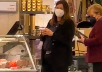 34.80€ για ένα ισπανικό λουκάνικο δίνει η Μέρκελ! Πόσα παίρνει σύνταξη!