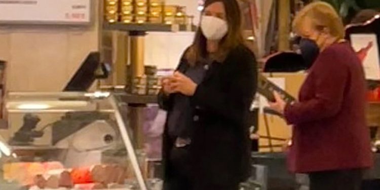 Alldaynews.gr 34.80€ για ένα ισπανικό λουκάνικο δίνει η Μέρκελ! Πόσα παίρνει σύνταξη!