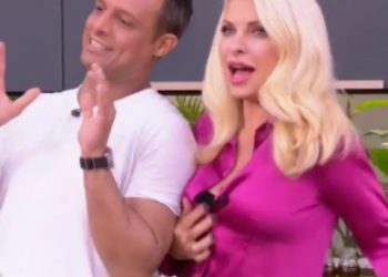 Μενεγάκη: Βγήκε στον «αέρα» με… ξεκούμπωτο πουκάμισο – Η αντίδραση, όταν το κατάλαβε[video]