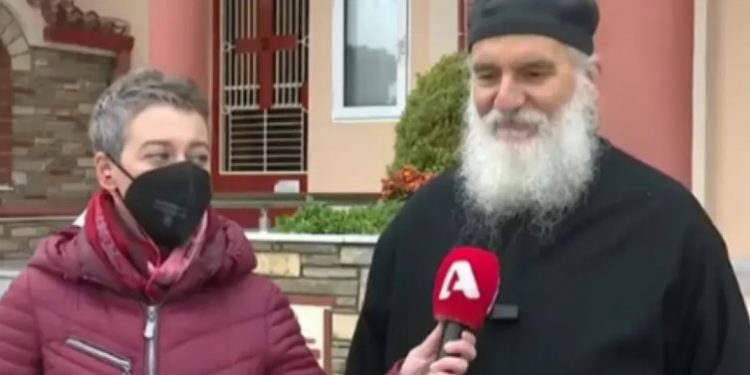 Alldaynews.gr Ιερέας στη Λάρισα έβαλε video-wall και φωτοκύτταρο στην εκκλησία για να αποφευχθεί ο συνωστισμός