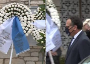 Κηδεία Γιώργου Τράγκα: Συντετριμμένη η γυναίκα του δημοσιογράφου, Μαρία Καρρά[video]