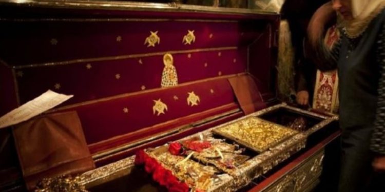 Alldaynews.gr Πώς ο Άγιος Σπυρίδωνας χαλάει τα υποδήματά του – Οι φοβερές παραδόσεις για τον Άγιο της Κέρκυρας