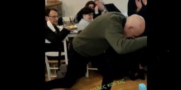 Γιώργος Παπανδρέου: Μετά την ήττα χόρεψε τη «Συννεφιασμένη Κυριακή»