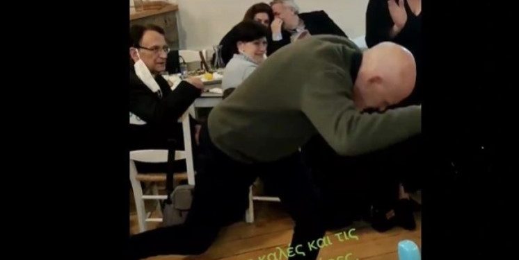 Γιώργος Παπανδρέου: Μετά την ήττα χόρεψε τη «Συννεφιασμένη Κυριακή»